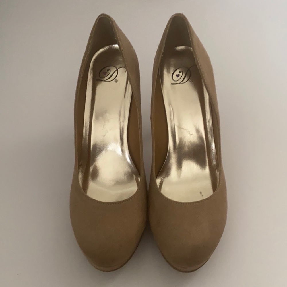 Nude pump size 8.5M